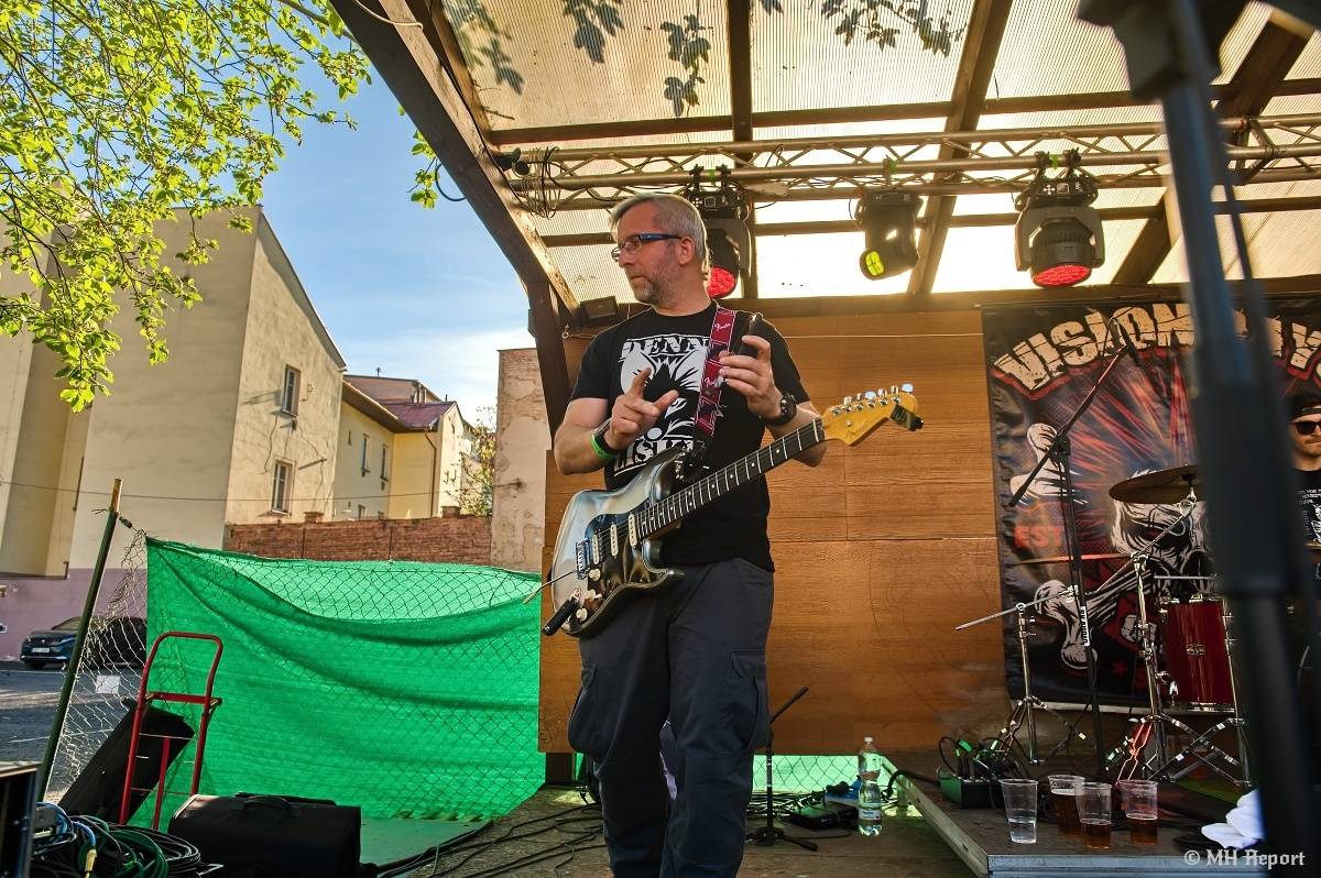 Plzeňští punkeři zamířili k Bílýmu Medvědovi. Hráli S.P.S., Houba, Tragedis i místní Výblitek 