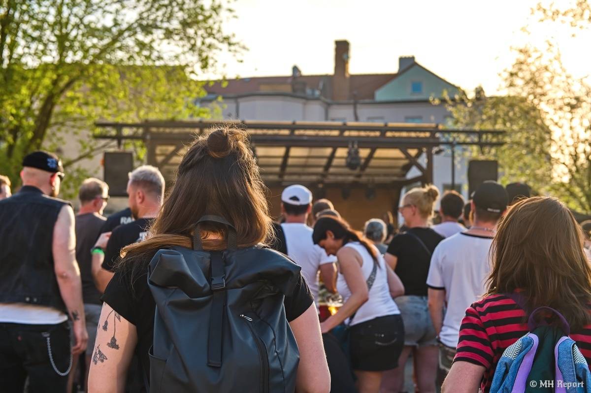 Plzeňští punkeři zamířili k Bílýmu Medvědovi. Hráli S.P.S., Houba, Tragedis i místní Výblitek 