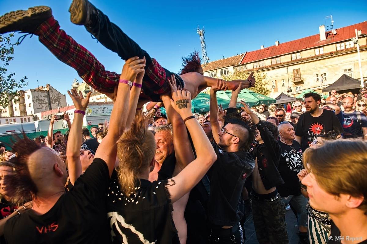Plzeňští punkeři zamířili k Bílýmu Medvědovi. Hráli S.P.S., Houba, Tragedis i místní Výblitek 