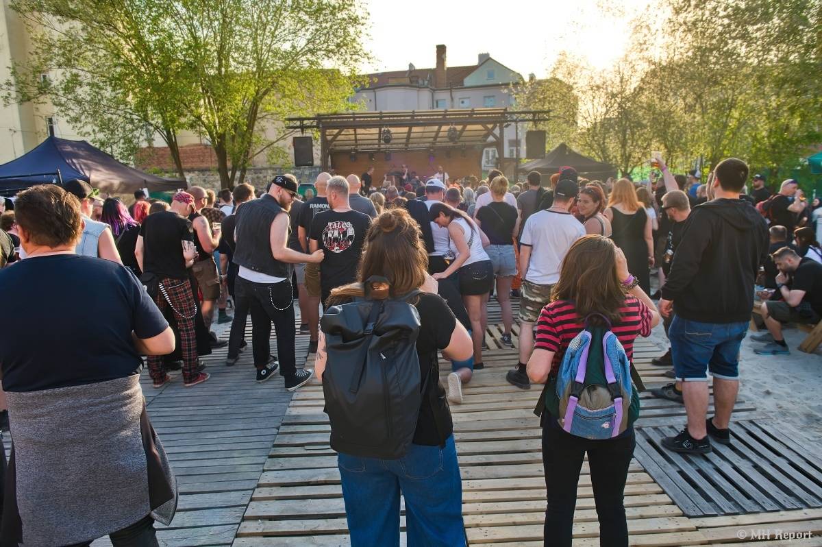 Plzeňští punkeři zamířili k Bílýmu Medvědovi. Hráli S.P.S., Houba, Tragedis i místní Výblitek 