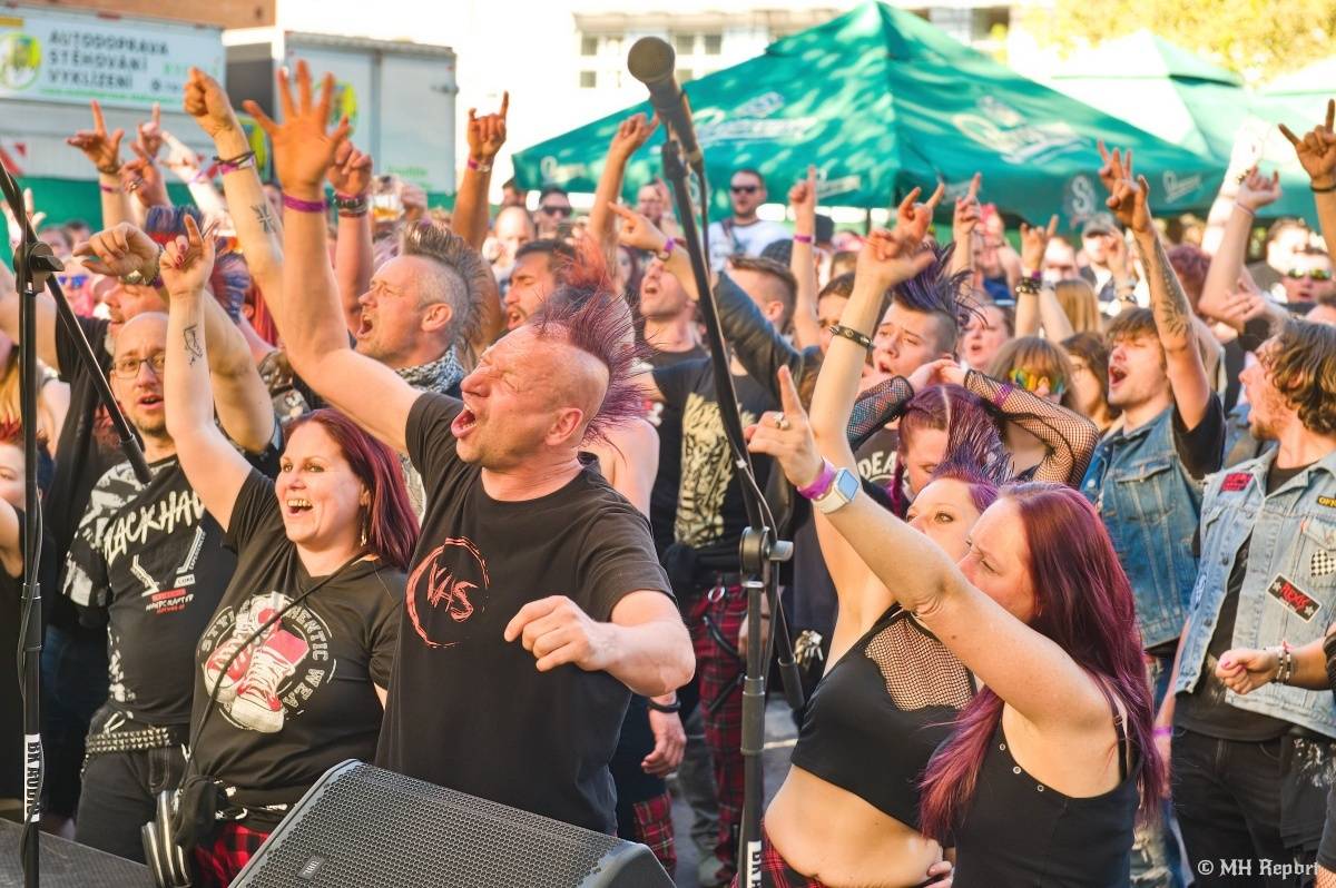 Plzeňští punkeři zamířili k Bílýmu Medvědovi. Hráli S.P.S., Houba, Tragedis i místní Výblitek 