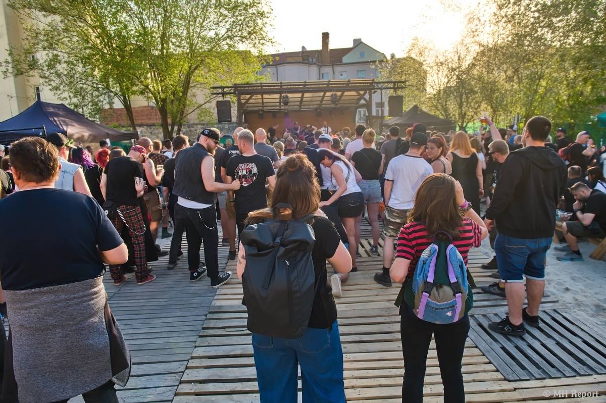 Plzeňští punkeři zamířili k Bílýmu Medvědovi. Hráli S.P.S., Houba, Tragedis i místní Výblitek 