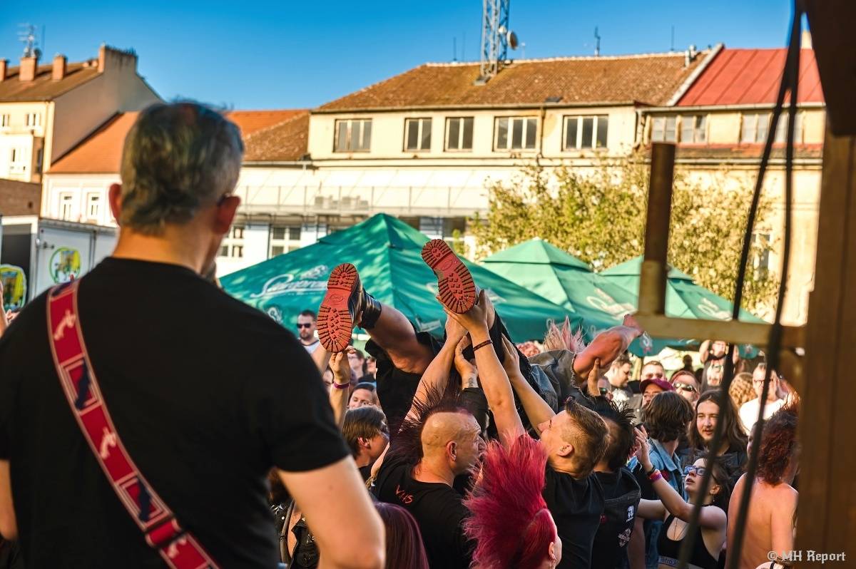 Plzeňští punkeři zamířili k Bílýmu Medvědovi. Hráli S.P.S., Houba, Tragedis i místní Výblitek 