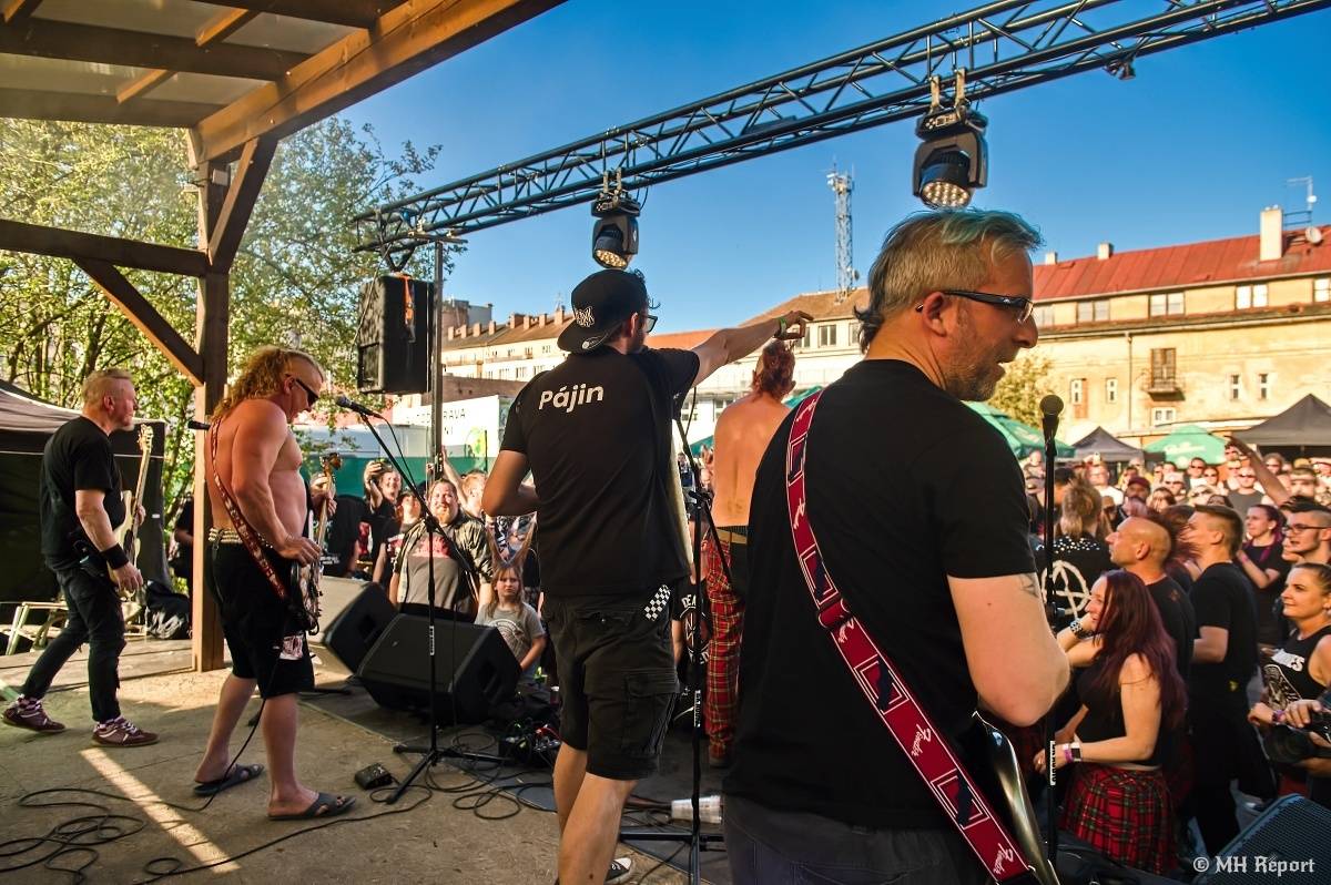Plzeňští punkeři zamířili k Bílýmu Medvědovi. Hráli S.P.S., Houba, Tragedis i místní Výblitek 