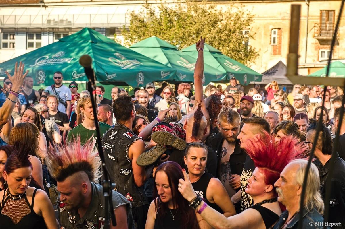 Plzeňští punkeři zamířili k Bílýmu Medvědovi. Hráli S.P.S., Houba, Tragedis i místní Výblitek 