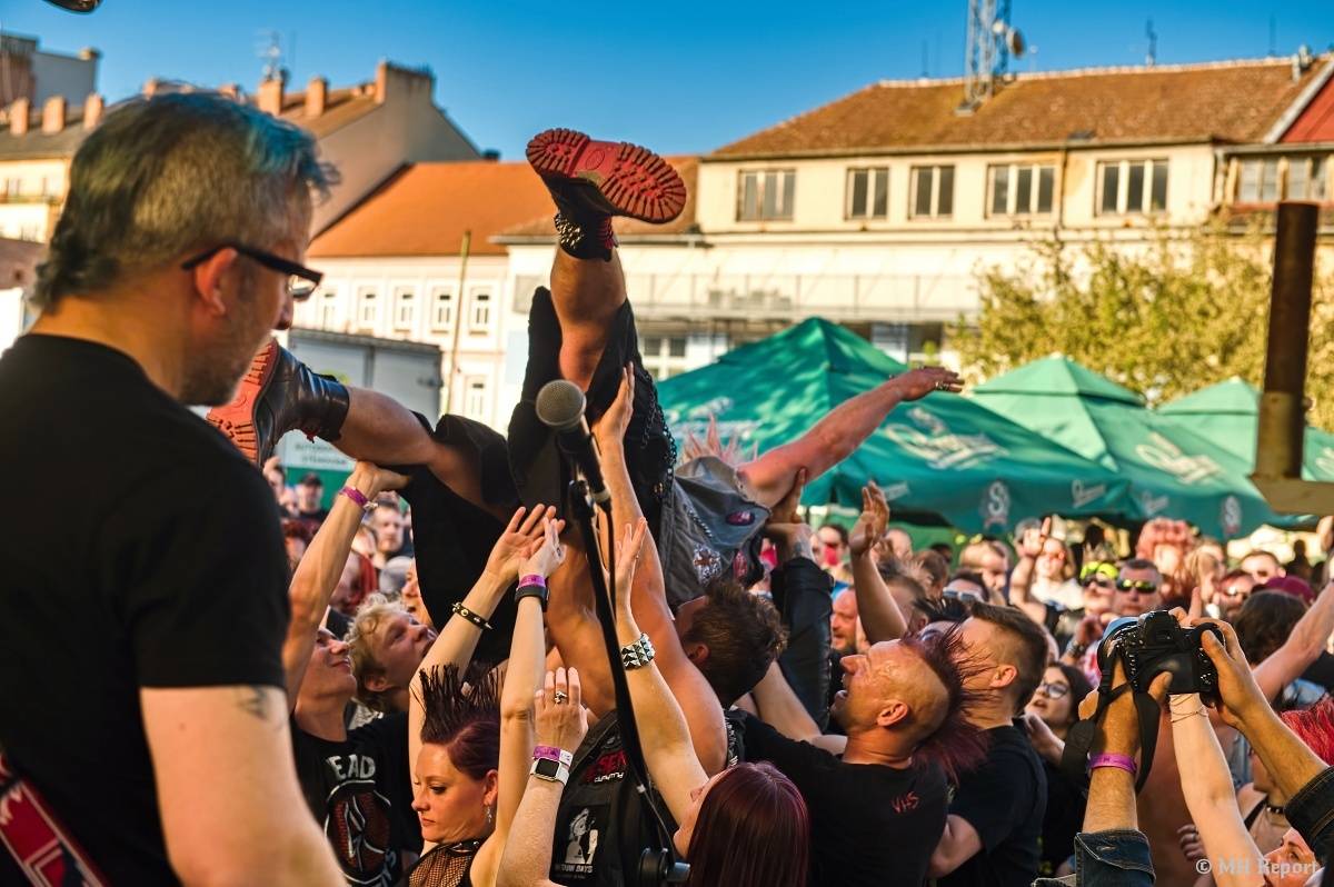 Plzeňští punkeři zamířili k Bílýmu Medvědovi. Hráli S.P.S., Houba, Tragedis i místní Výblitek 