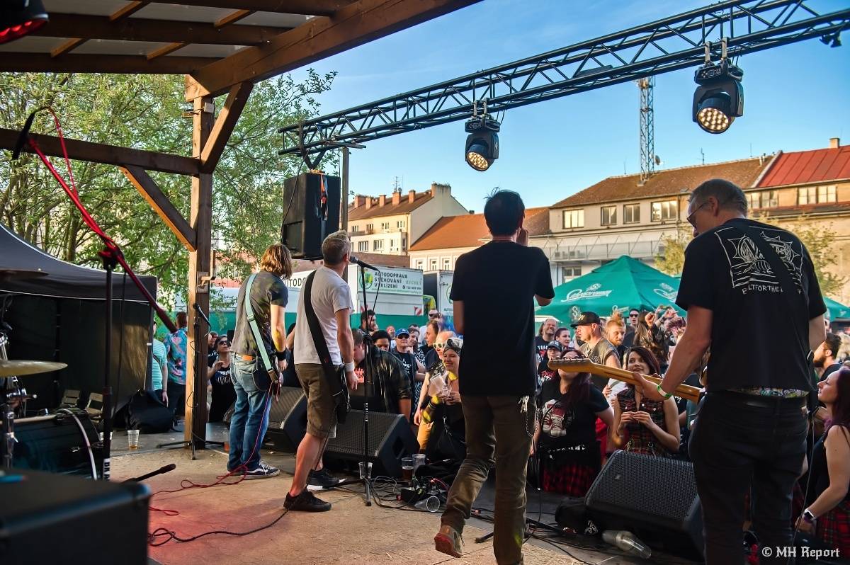 Plzeňští punkeři zamířili k Bílýmu Medvědovi. Hráli S.P.S., Houba, Tragedis i místní Výblitek 