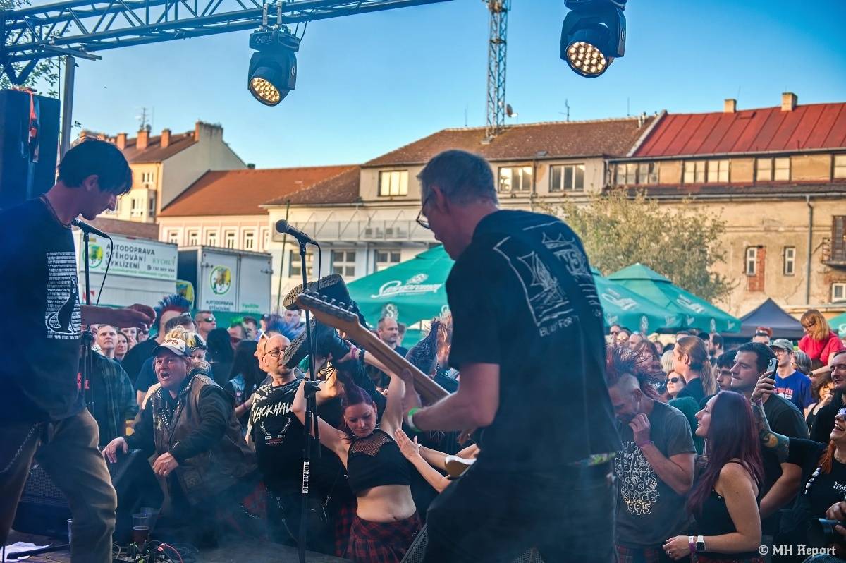 Plzeňští punkeři zamířili k Bílýmu Medvědovi. Hráli S.P.S., Houba, Tragedis i místní Výblitek 