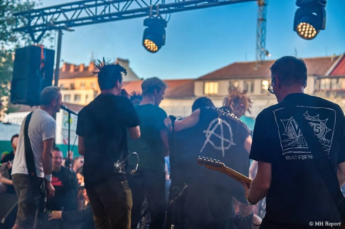 Plzeňští punkeři zamířili k Bílýmu Medvědovi. Hráli S.P.S., Houba, Tragedis i místní Výblitek 