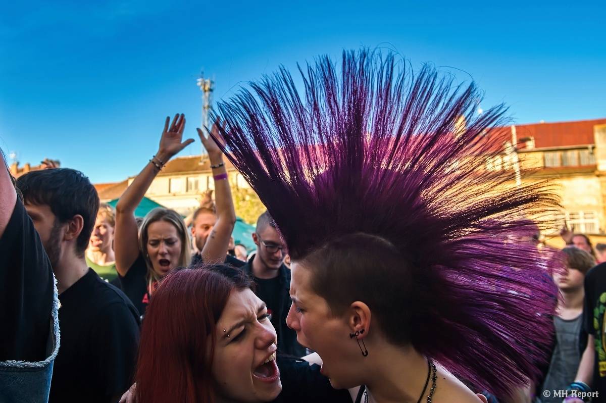 Plzeňští punkeři zamířili k Bílýmu Medvědovi. Hráli S.P.S., Houba, Tragedis i místní Výblitek 