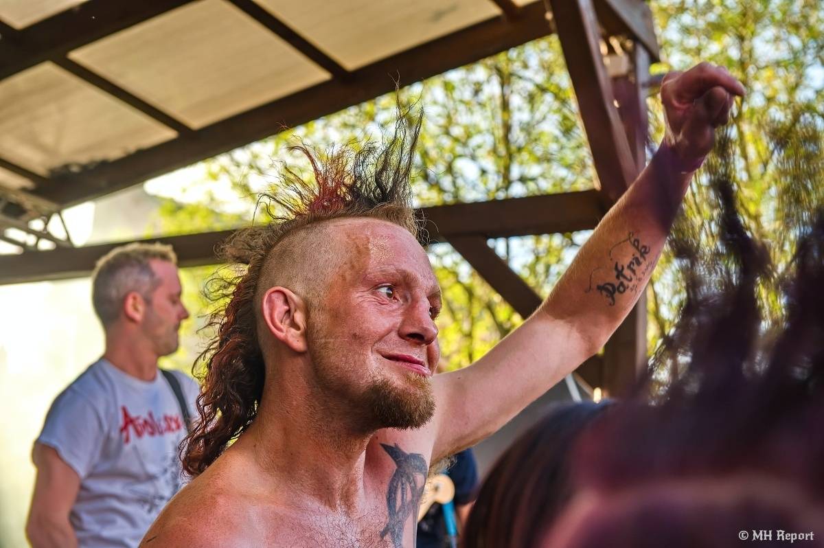 Plzeňští punkeři zamířili k Bílýmu Medvědovi. Hráli S.P.S., Houba, Tragedis i místní Výblitek 