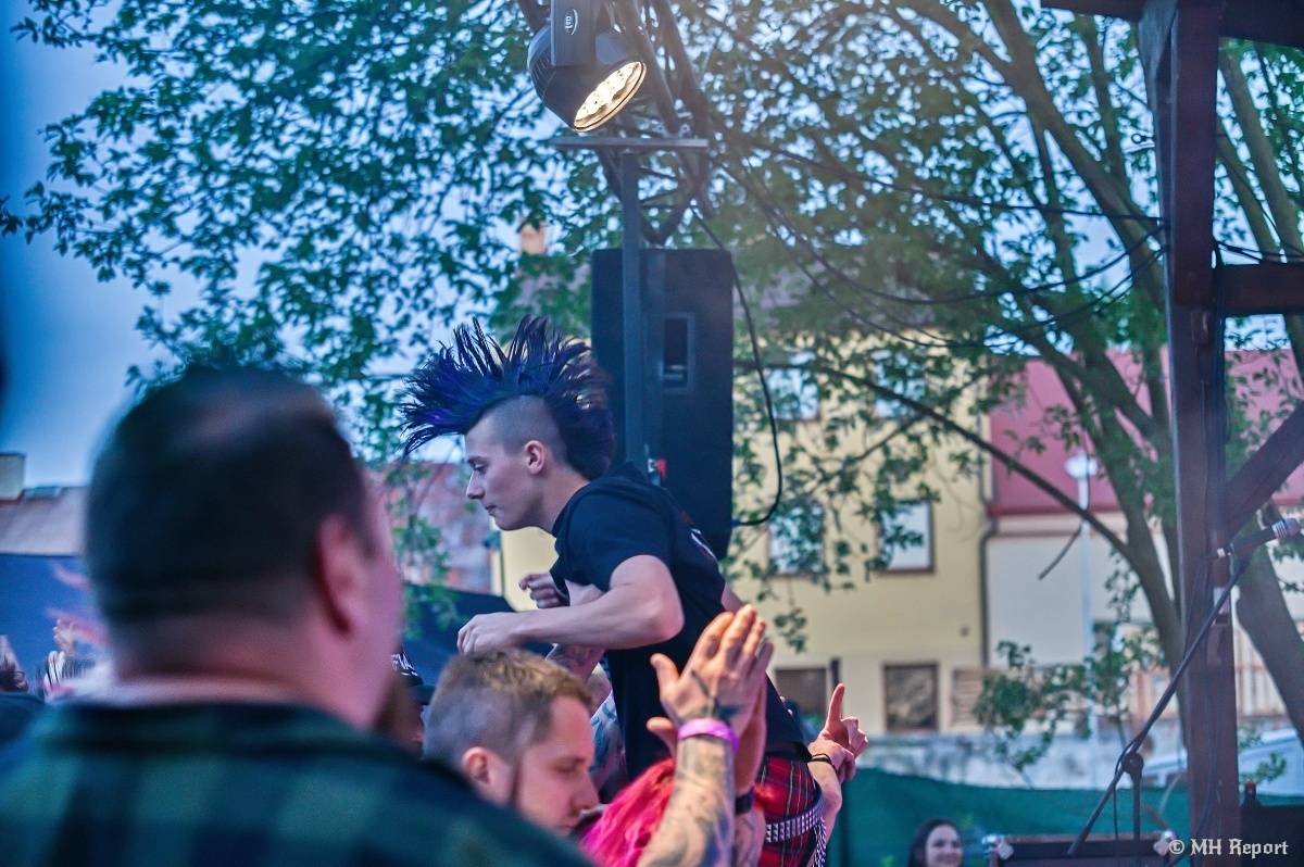 Plzeňští punkeři zamířili k Bílýmu Medvědovi. Hráli S.P.S., Houba, Tragedis i místní Výblitek 