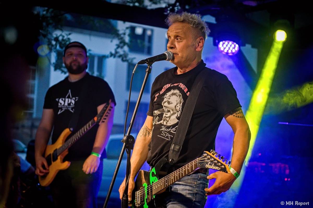 Plzeňští punkeři zamířili k Bílýmu Medvědovi. Hráli S.P.S., Houba, Tragedis i místní Výblitek 