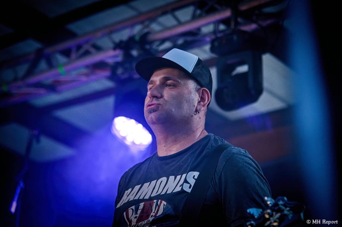 Plzeňští punkeři zamířili k Bílýmu Medvědovi. Hráli S.P.S., Houba, Tragedis i místní Výblitek 