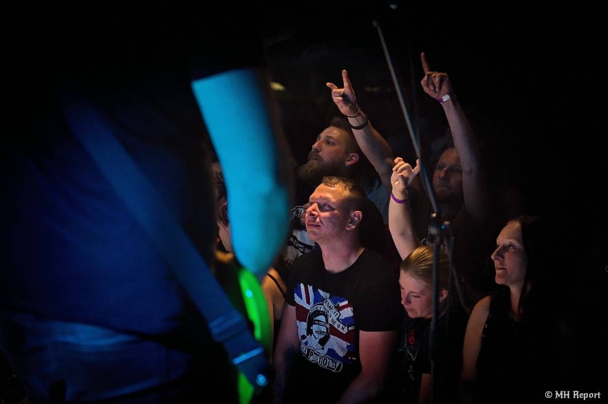 Plzeňští punkeři zamířili k Bílýmu Medvědovi. Hráli S.P.S., Houba, Tragedis i místní Výblitek 