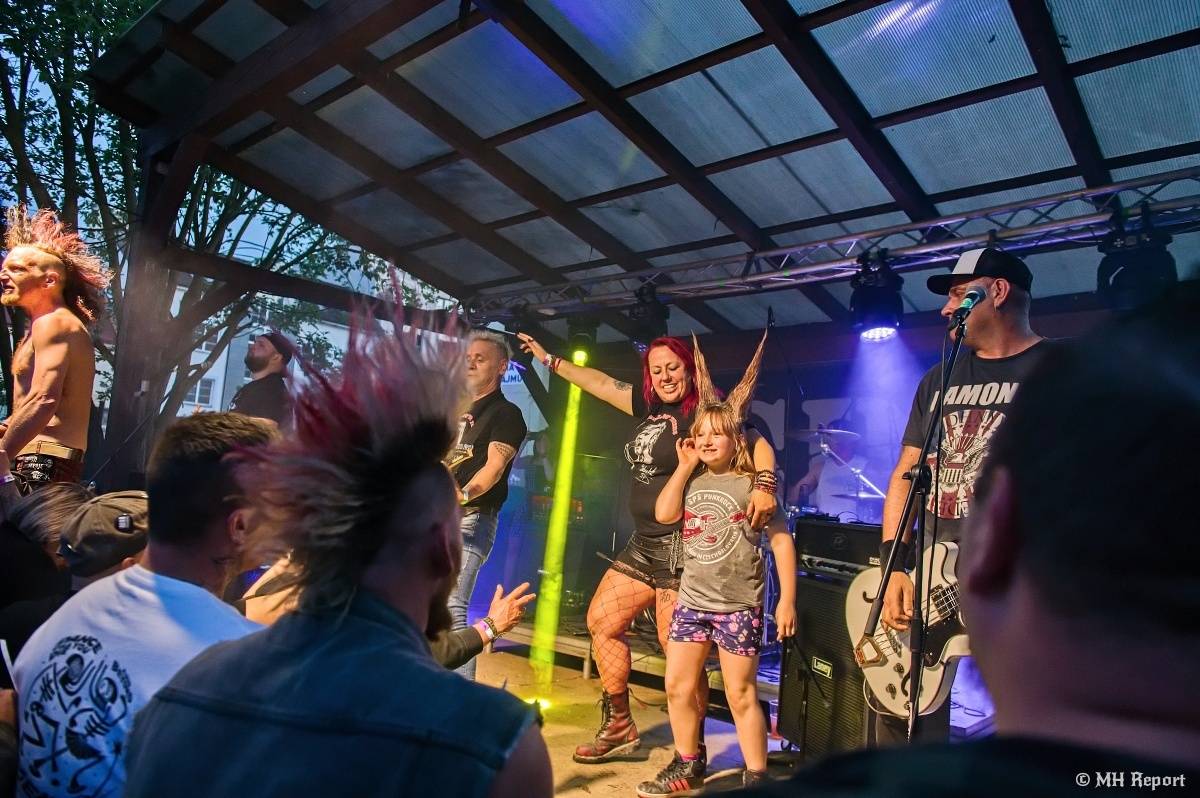 Plzeňští punkeři zamířili k Bílýmu Medvědovi. Hráli S.P.S., Houba, Tragedis i místní Výblitek 