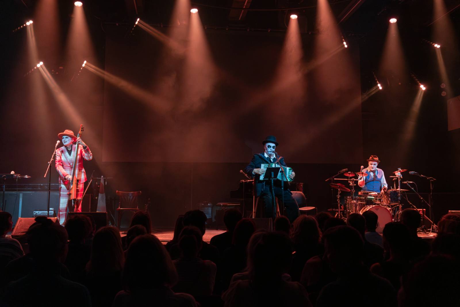 Dekadentní kabaret The Tiger Lillies v Praze. Kapela představila nový temně poetický projekt