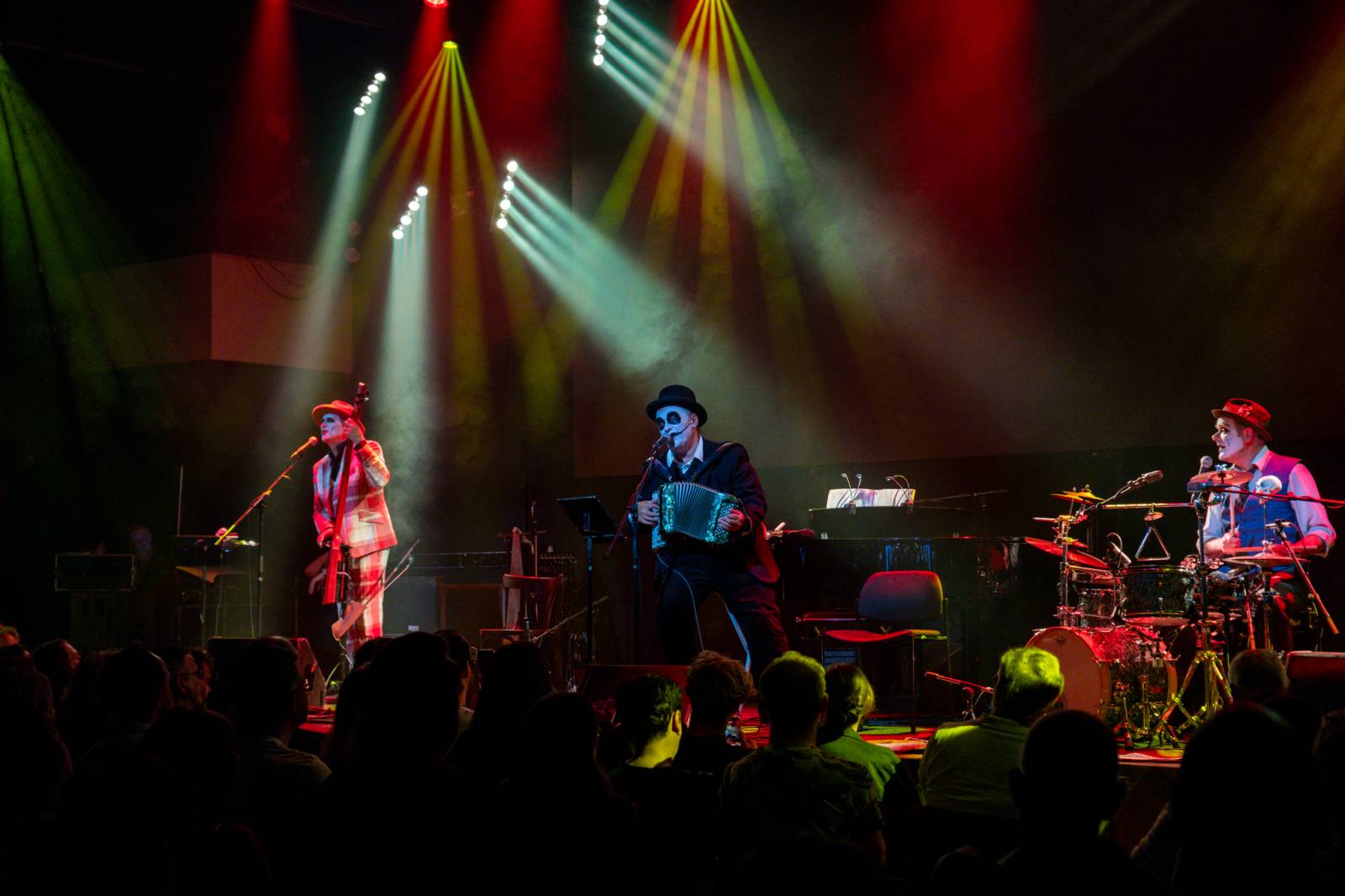 Dekadentní kabaret The Tiger Lillies v Praze. Kapela představila nový temně poetický projekt