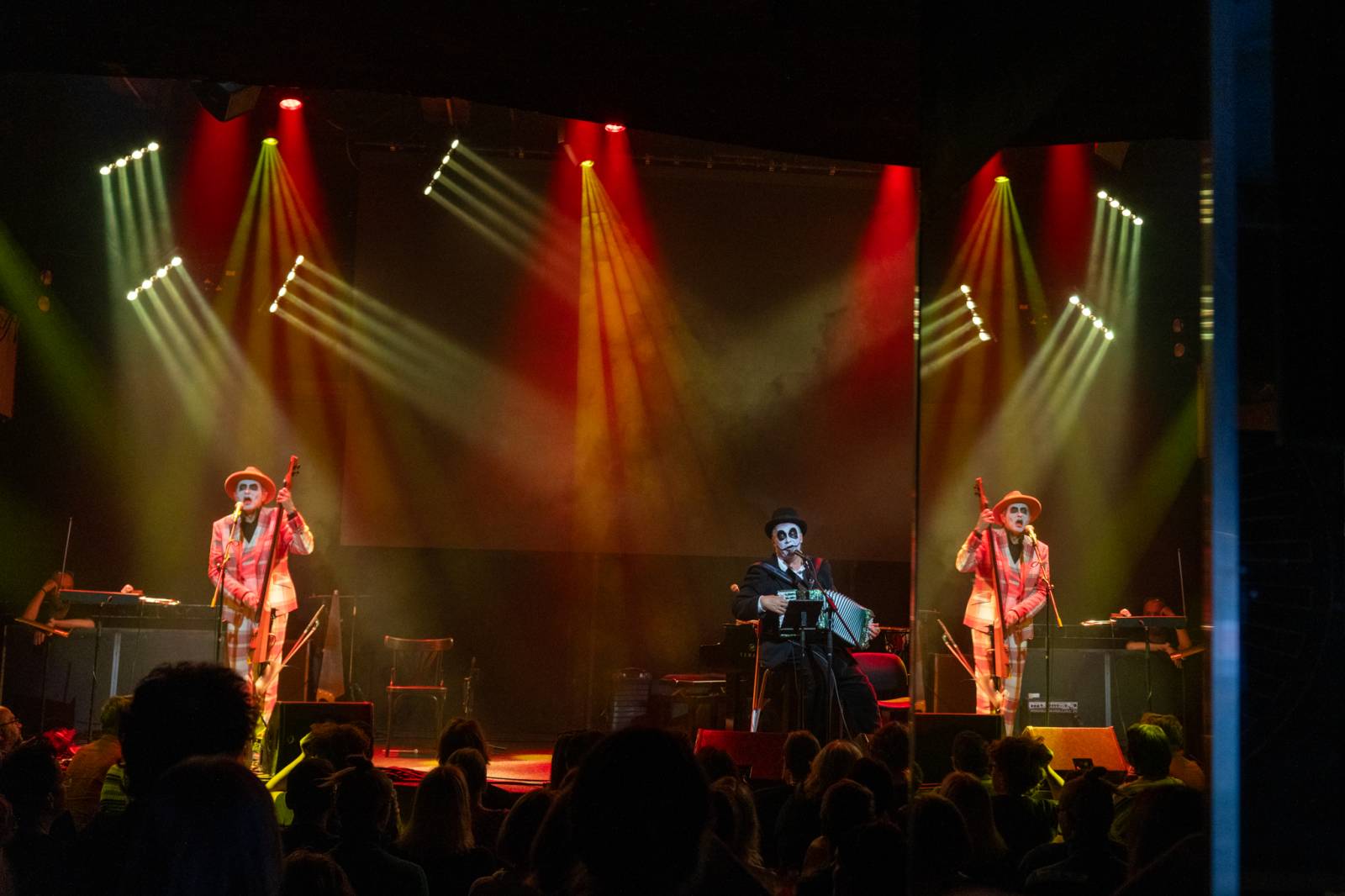Dekadentní kabaret The Tiger Lillies v Praze. Kapela představila nový temně poetický projekt