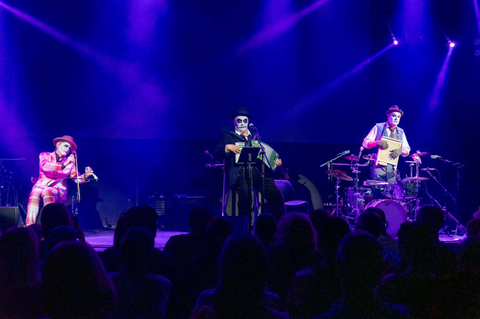 Dekadentní kabaret The Tiger Lillies v Praze. Kapela představila nový temně poetický projekt