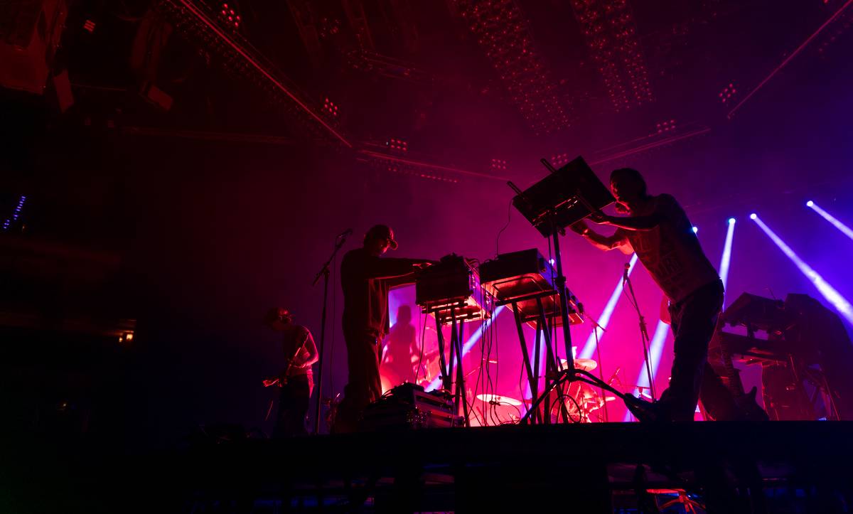 Hudební psychedelie ovládla Prahu, Tame Impala v čele s Kevinem Parkerem vystoupila v O2 areně