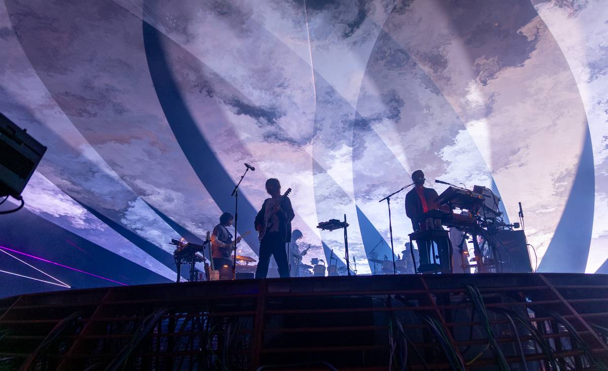 Hudební psychedelie ovládla Prahu, Tame Impala v čele s Kevinem Parkerem vystoupila v O2 areně