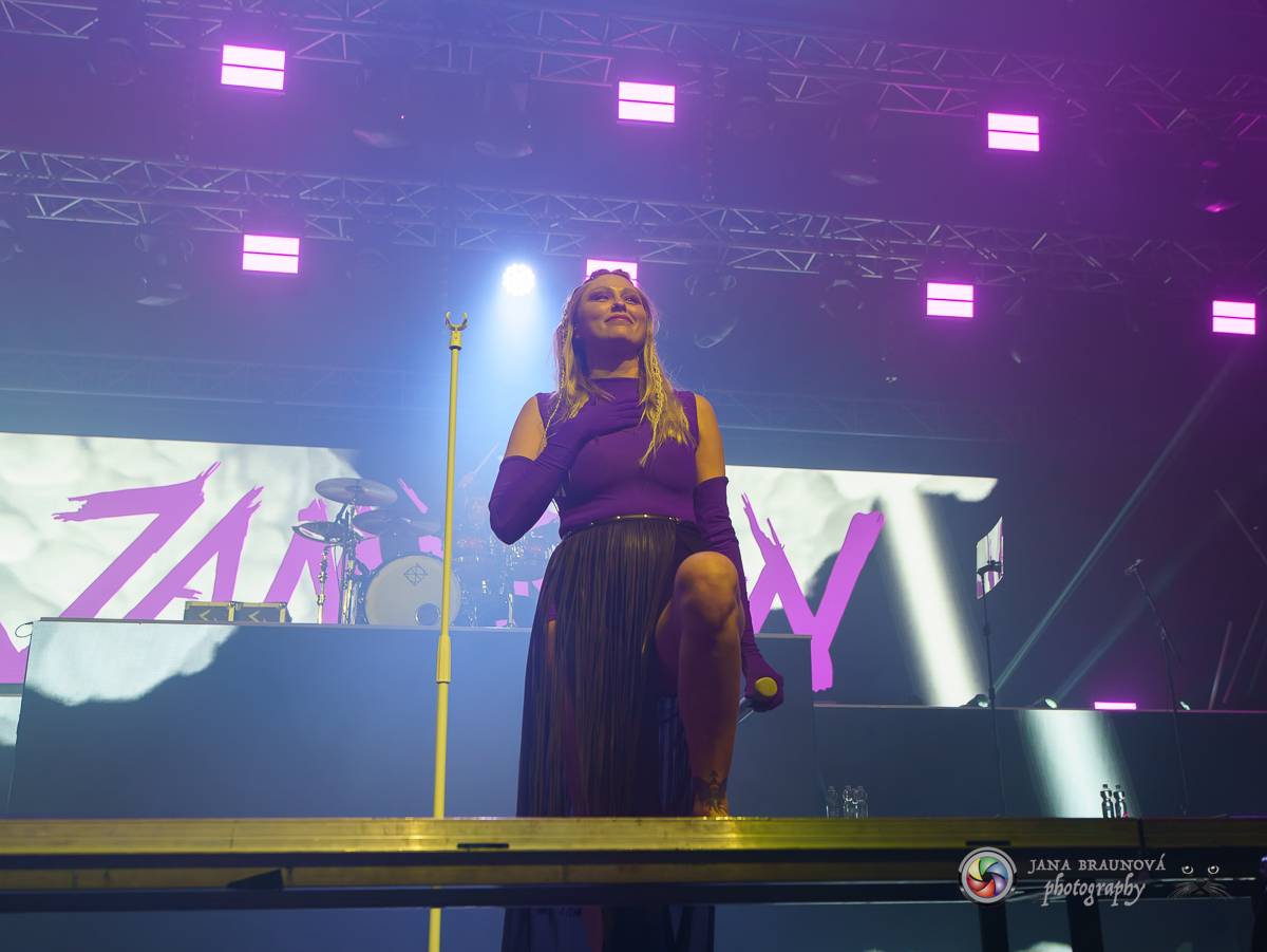 Jamaron si splnili sen. Ve Foru Karlín předvedli energickou show plnou ohňů, vzpomínali i na zesnulého Filipa Karlíka