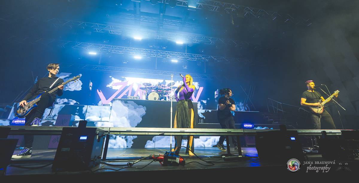 Jamaron si splnili sen. Ve Foru Karlín předvedli energickou show plnou ohňů, vzpomínali i na zesnulého Filipa Karlíka