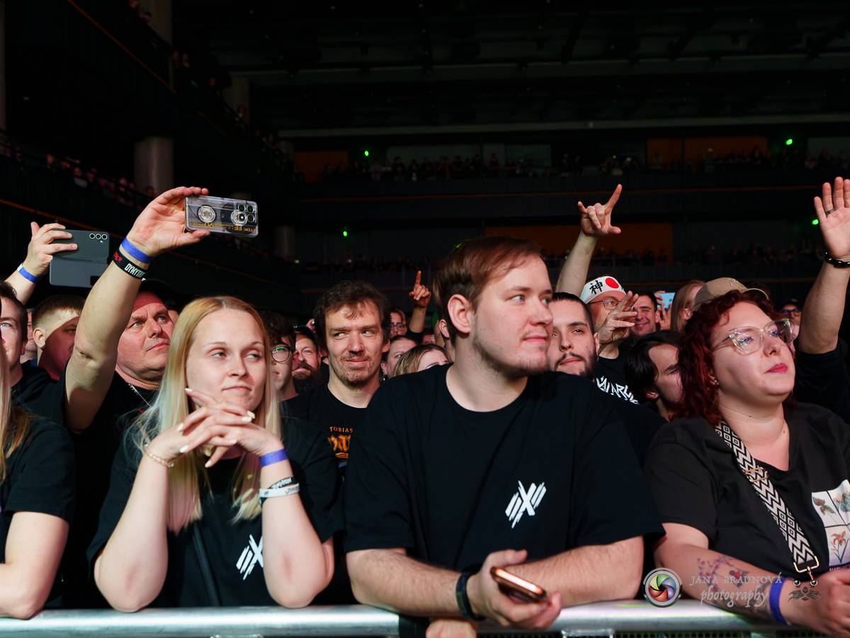 Jamaron si splnili sen. Ve Foru Karlín předvedli energickou show plnou ohňů, vzpomínali i na zesnulého Filipa Karlíka