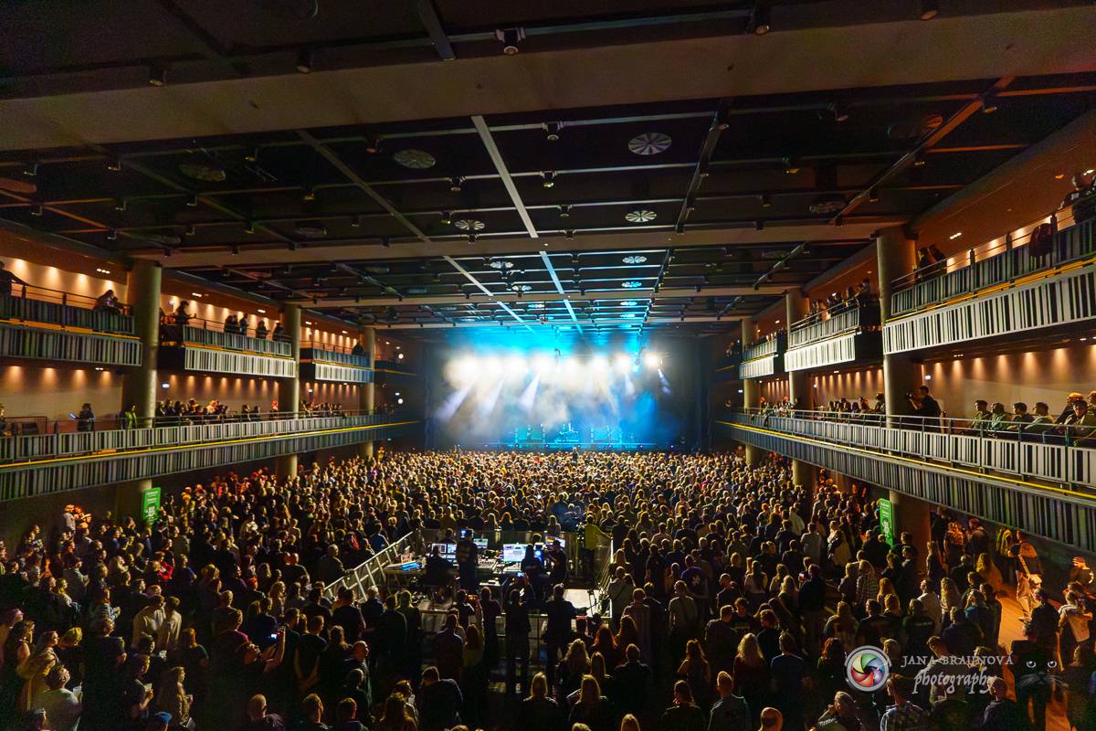 Jamaron si splnili sen. Ve Foru Karlín předvedli energickou show plnou ohňů, vzpomínali i na zesnulého Filipa Karlíka