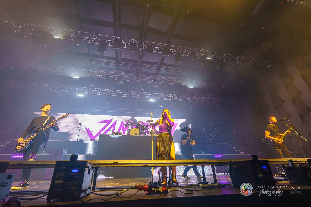 Jamaron si splnili sen. Ve Foru Karlín předvedli energickou show plnou ohňů, vzpomínali i na zesnulého Filipa Karlíka