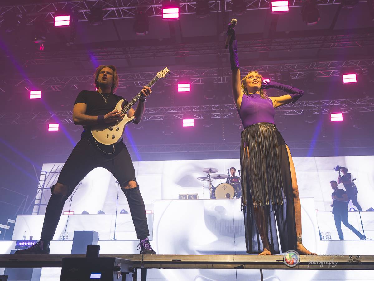 Jamaron si splnili sen. Ve Foru Karlín předvedli energickou show plnou ohňů, vzpomínali i na zesnulého Filipa Karlíka