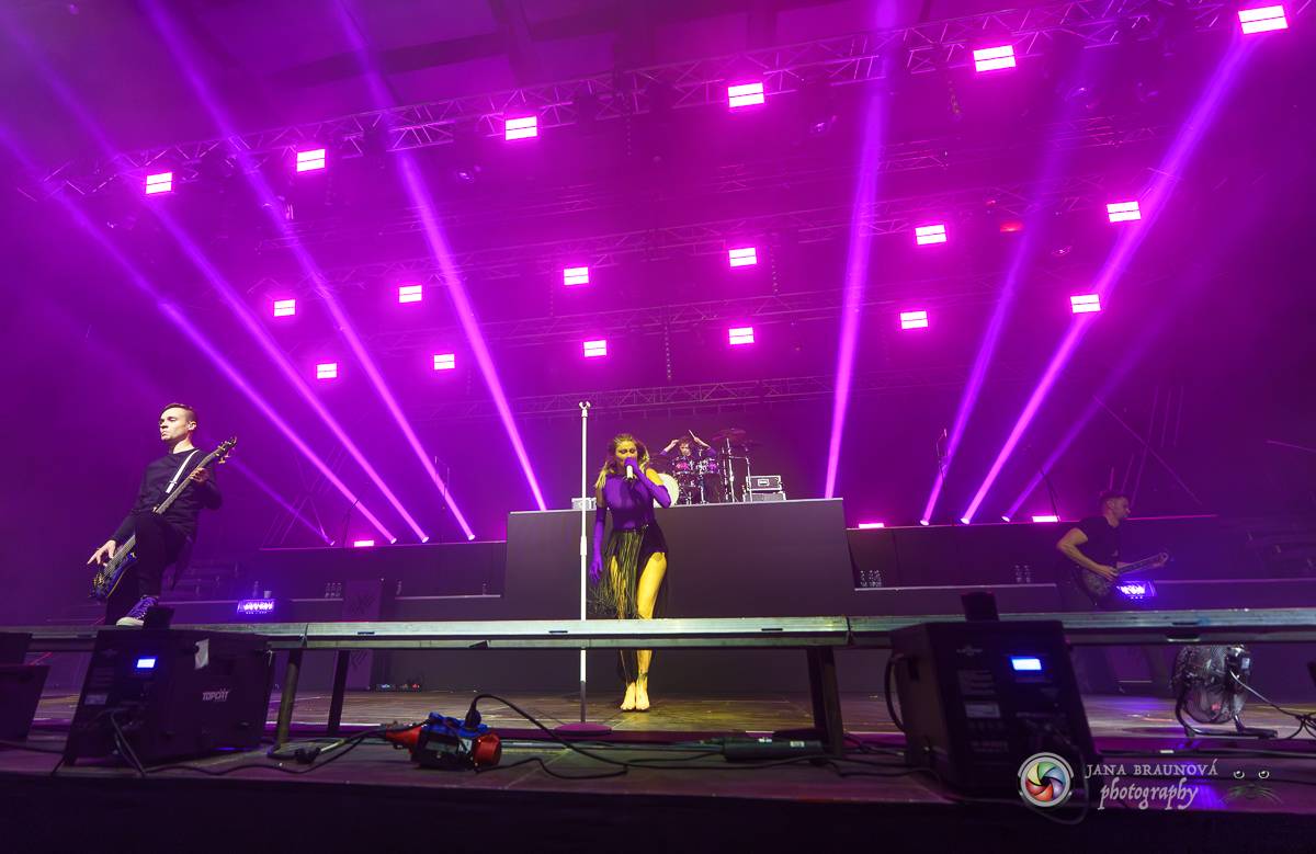 Jamaron si splnili sen. Ve Foru Karlín předvedli energickou show plnou ohňů, vzpomínali i na zesnulého Filipa Karlíka