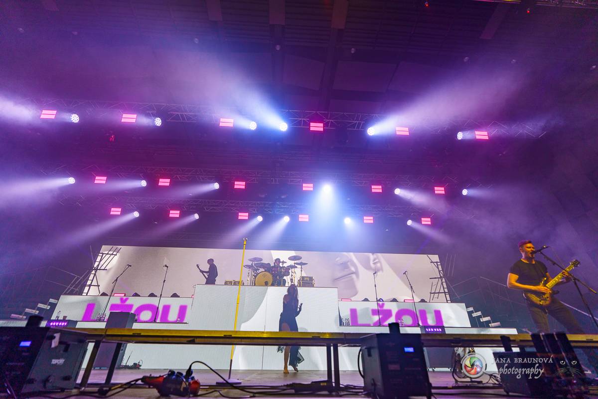 Jamaron si splnili sen. Ve Foru Karlín předvedli energickou show plnou ohňů, vzpomínali i na zesnulého Filipa Karlíka