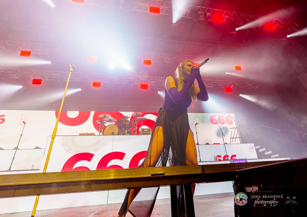 Jamaron si splnili sen. Ve Foru Karlín předvedli energickou show plnou ohňů, vzpomínali i na zesnulého Filipa Karlíka