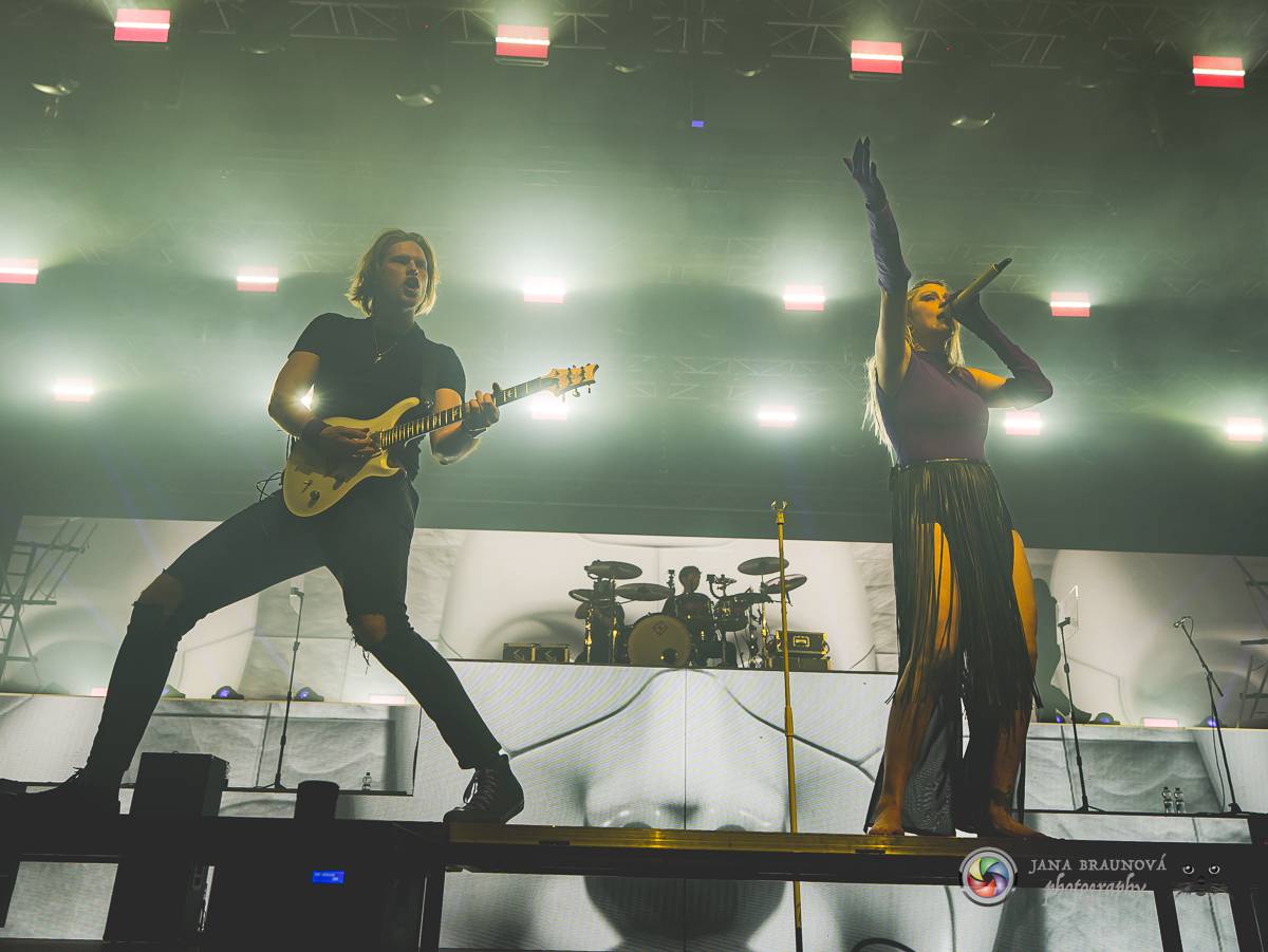 Jamaron si splnili sen. Ve Foru Karlín předvedli energickou show plnou ohňů, vzpomínali i na zesnulého Filipa Karlíka