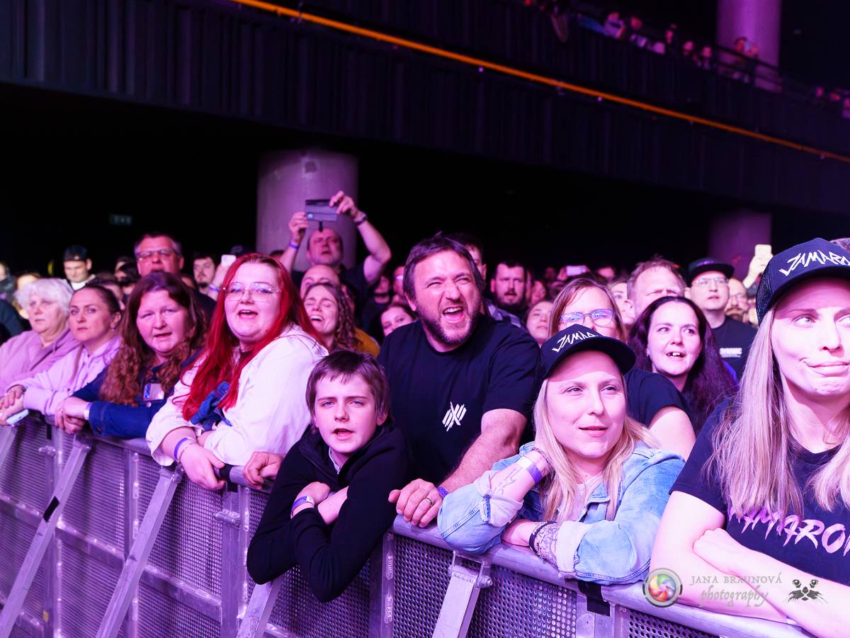 Jamaron si splnili sen. Ve Foru Karlín předvedli energickou show plnou ohňů, vzpomínali i na zesnulého Filipa Karlíka