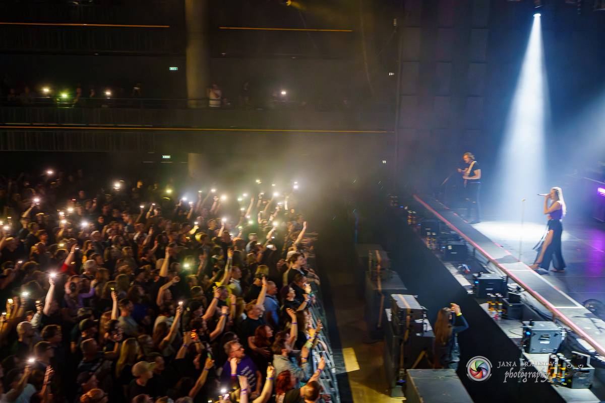 Jamaron si splnili sen. Ve Foru Karlín předvedli energickou show plnou ohňů, vzpomínali i na zesnulého Filipa Karlíka