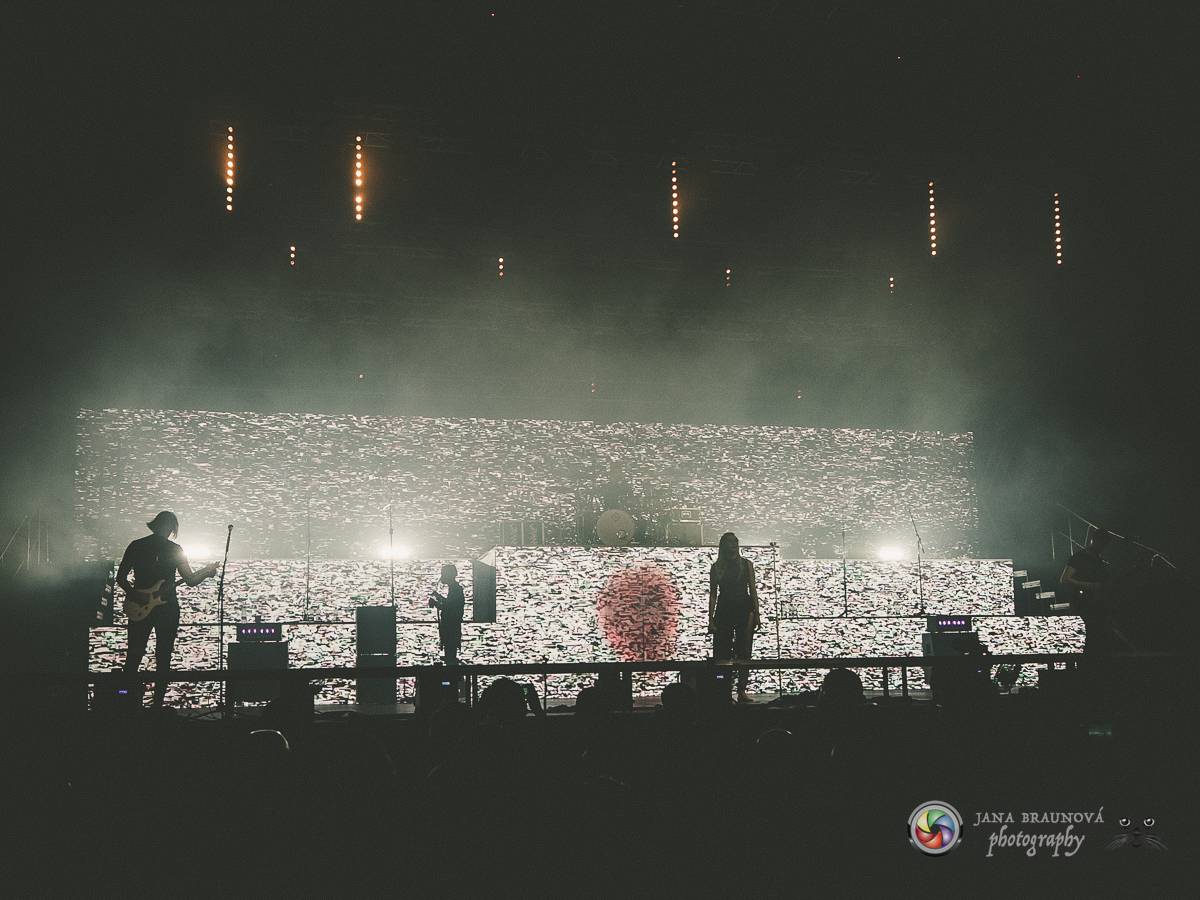 Jamaron si splnili sen. Ve Foru Karlín předvedli energickou show plnou ohňů, vzpomínali i na zesnulého Filipa Karlíka