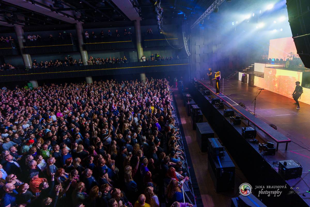 Jamaron si splnili sen. Ve Foru Karlín předvedli energickou show plnou ohňů, vzpomínali i na zesnulého Filipa Karlíka