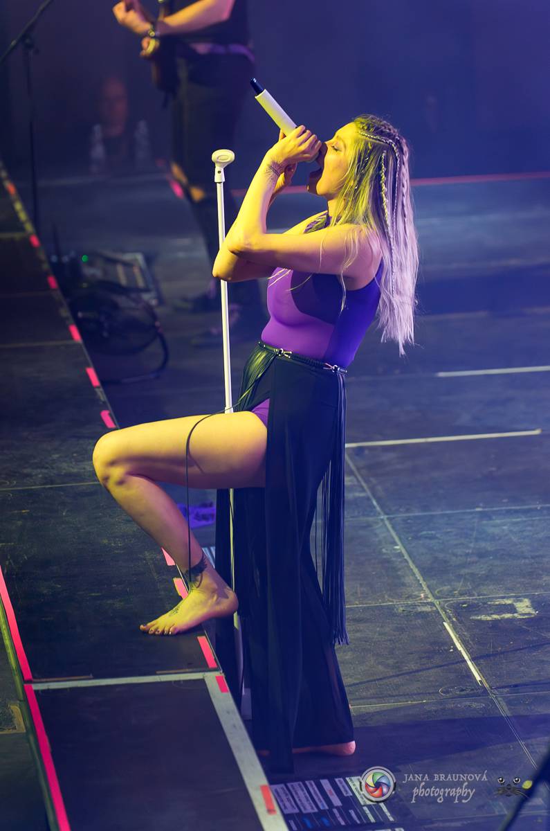 Jamaron si splnili sen. Ve Foru Karlín předvedli energickou show plnou ohňů, vzpomínali i na zesnulého Filipa Karlíka