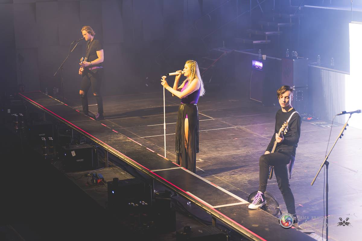 Jamaron si splnili sen. Ve Foru Karlín předvedli energickou show plnou ohňů, vzpomínali i na zesnulého Filipa Karlíka