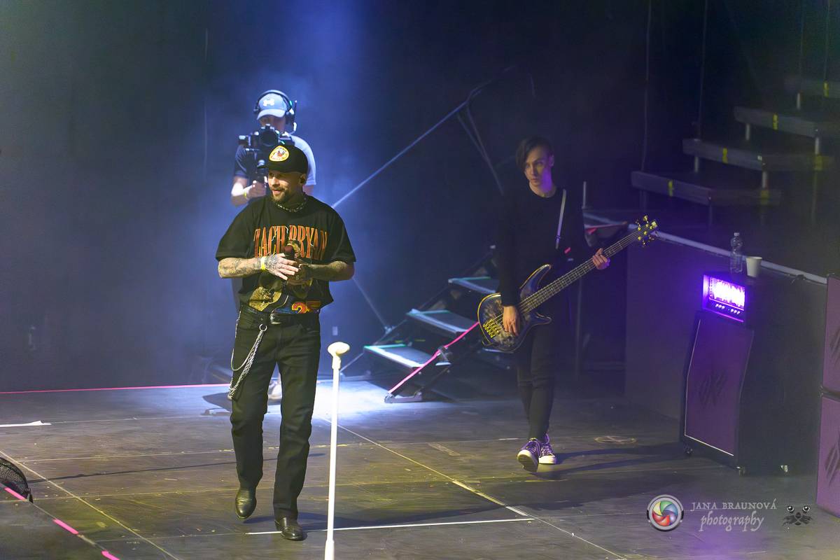 Jamaron si splnili sen. Ve Foru Karlín předvedli energickou show plnou ohňů, vzpomínali i na zesnulého Filipa Karlíka