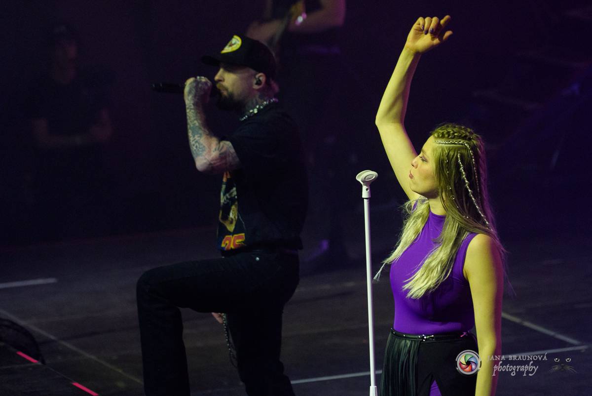 Jamaron si splnili sen. Ve Foru Karlín předvedli energickou show plnou ohňů, vzpomínali i na zesnulého Filipa Karlíka