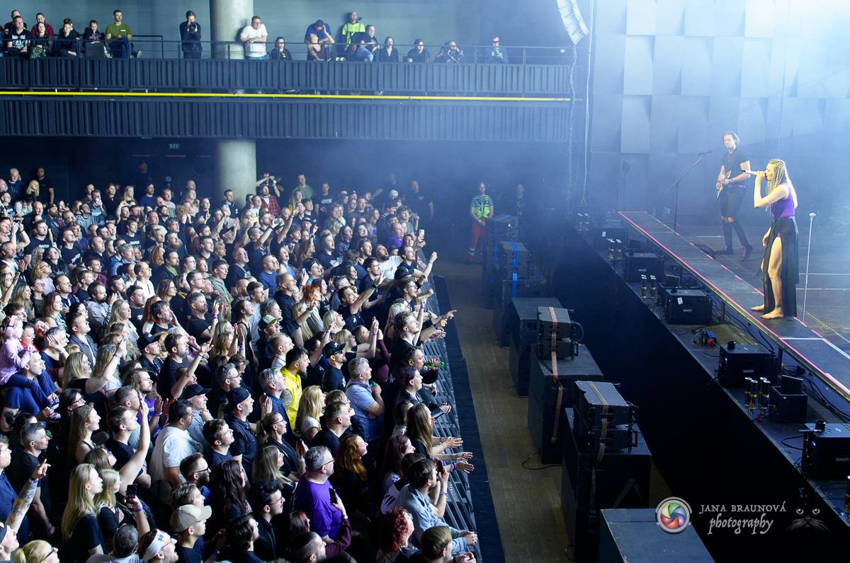 Jamaron si splnili sen. Ve Foru Karlín předvedli energickou show plnou ohňů, vzpomínali i na zesnulého Filipa Karlíka