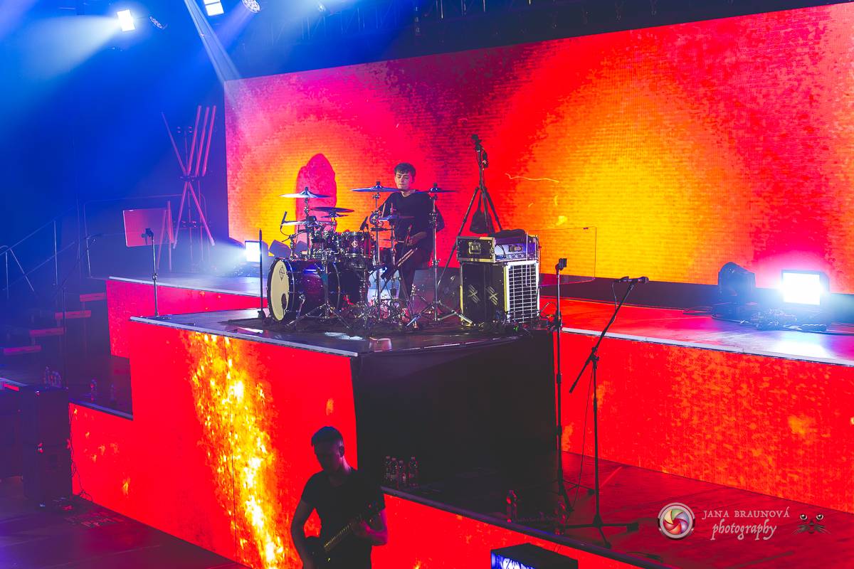 Jamaron si splnili sen. Ve Foru Karlín předvedli energickou show plnou ohňů, vzpomínali i na zesnulého Filipa Karlíka