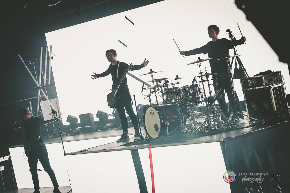 Jamaron si splnili sen. Ve Foru Karlín předvedli energickou show plnou ohňů, vzpomínali i na zesnulého Filipa Karlíka