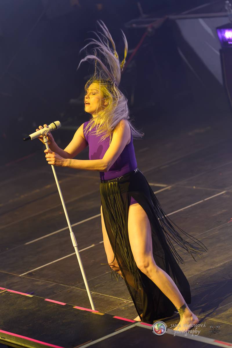 Jamaron si splnili sen. Ve Foru Karlín předvedli energickou show plnou ohňů, vzpomínali i na zesnulého Filipa Karlíka