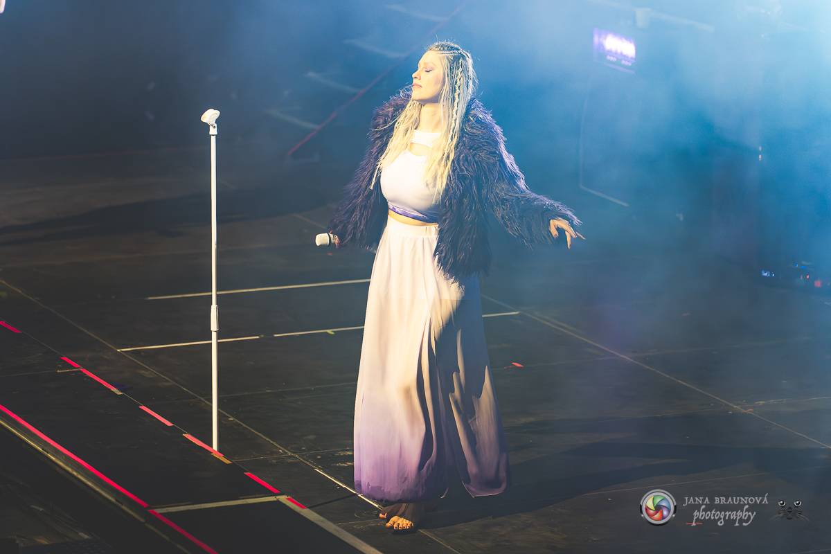 Jamaron si splnili sen. Ve Foru Karlín předvedli energickou show plnou ohňů, vzpomínali i na zesnulého Filipa Karlíka