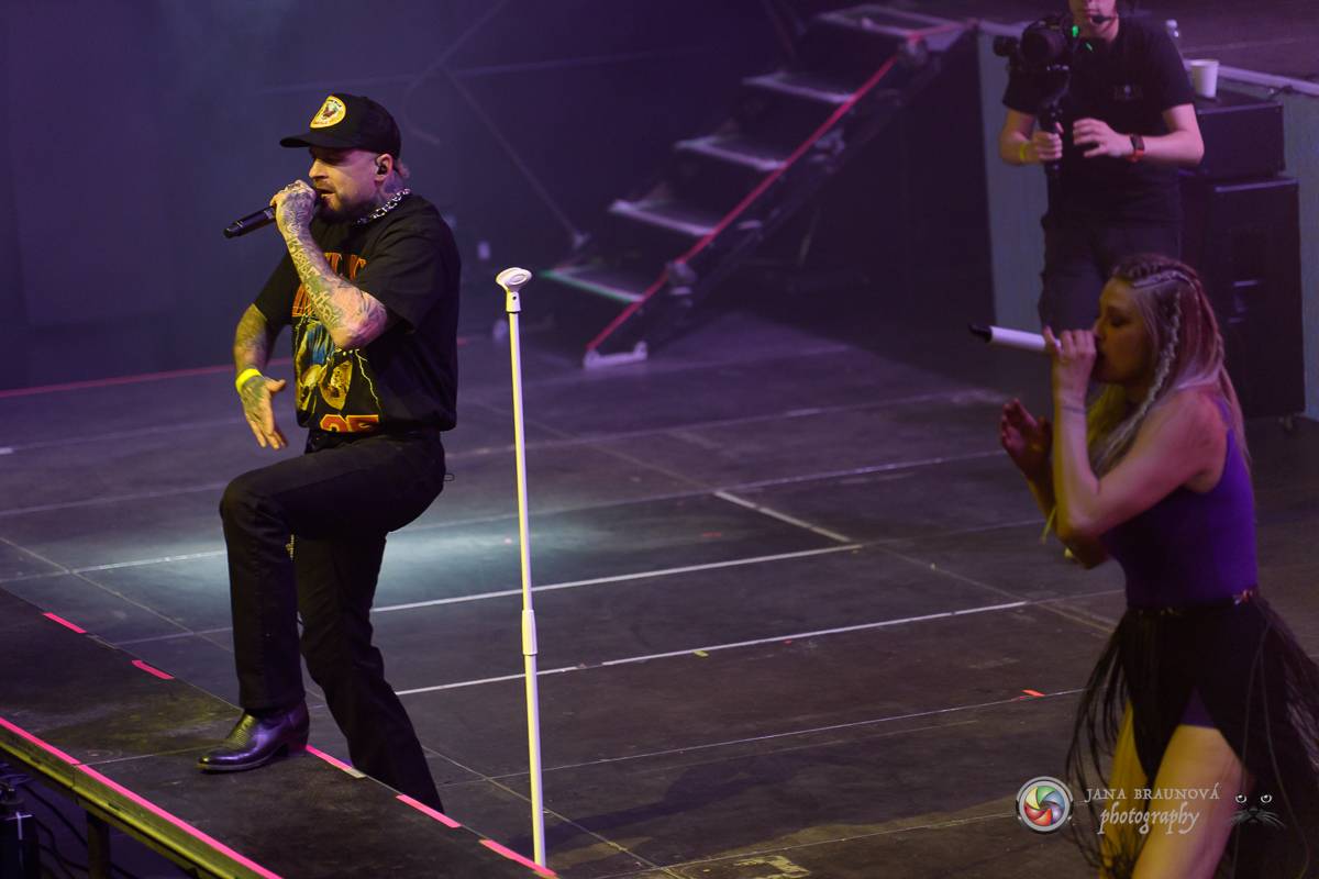 Jamaron si splnili sen. Ve Foru Karlín předvedli energickou show plnou ohňů, vzpomínali i na zesnulého Filipa Karlíka